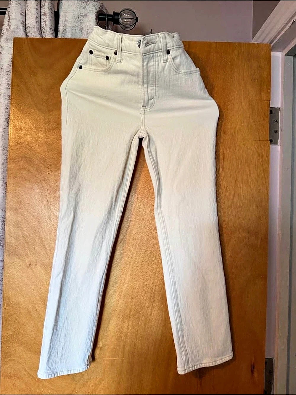 Abercrombie The 90s Straight Ultra High Rise Cream Jeans – 23